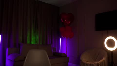 Snapshot of emilybatee chatting on February 27, 5:04 pm emilybatee online show from February 27, 5:04 pm