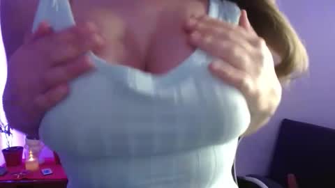 Snapshot of emilybluntt_ chatting on November 14, 10:58 am Emily online show from November 14, 10:58 am