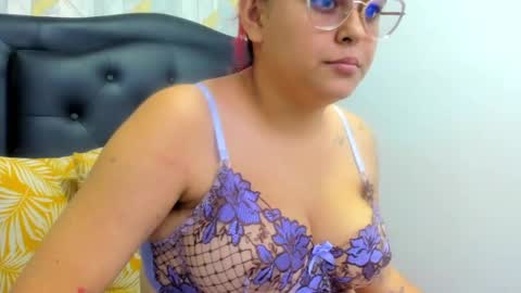 Snapshot of emilybrown21x chatting on September 29, 12:27 am emilybrown21x online show from September 29, 12:27 am