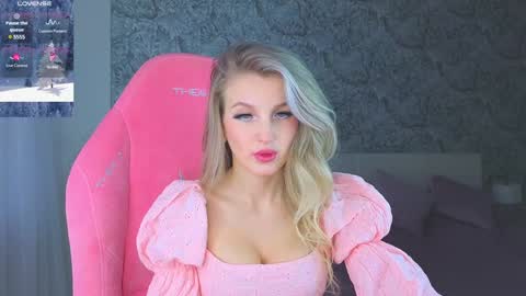 Snapshot of emilydancee chatting on February 6, 5:03 am emilydancee online show from February 6, 5:03 am