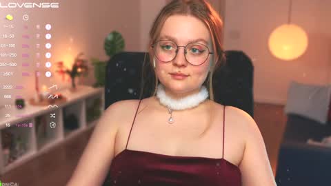 Snapshot of emilyforelsket chatting on December 20, 1:00 pm Emily online show from December 20, 1:00 pm
