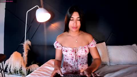 Snapshot of emilyh_ chatting on December 15, 1:43 pm Emily online show from December 15, 1:43 pm
