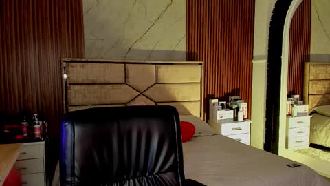 Emily Hendrix online show from October 28, 8:11 pm