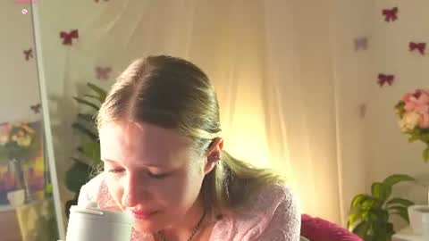 Snapshot of emilyhewell chatting on July 9, 11:20 pm Emi online show from July 9, 11:20 pm