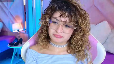 Snapshot of emilyjonesss_ chatting on May 5, 9:12 pm Emilyjonnes online show from May 5, 9:12 pm