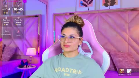 Snapshot of emilyjonesss_ chatting on May 14, 8:59 pm Emilyjonnes online show from May 14, 8:59 pm