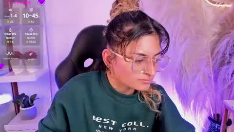Snapshot of emilyjonesss_ chatting on June 17, 3:53 am Emilyjonnes online show from June 17, 3:53 am