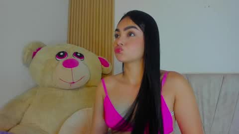 Snapshot of emilylittle___ chatting on April 25, 10:18 pm EMI online show from April 25, 10:18 pm
