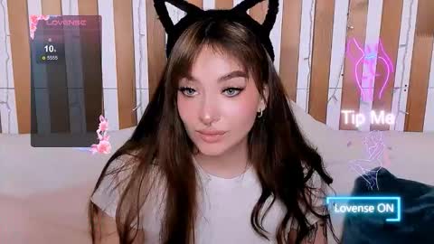 Snapshot of emilytylerr chatting on October 15, 8:03 am Emily online show from October 15, 8:03 am