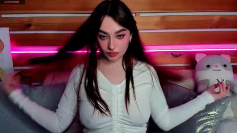 Snapshot of emilytylerr chatting on December 3, 8:00 am Emily online show from December 3, 8:00 am