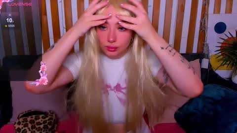 Snapshot of emilytylerr chatting on February 22, 1:51 am Emily online show from February 22, 1:51 am