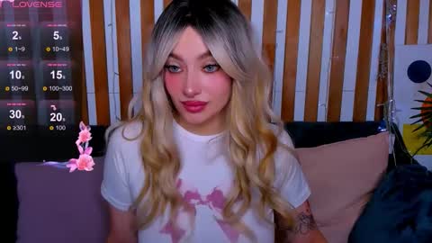 Snapshot of emilytylerr chatting on February 26, 1:04 am Emily online show from February 26, 1:04 am