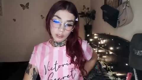 Snapshot of emilywhitee_ chatting on February 7, 2:48 am Valentina independent model online show from February 7, 2:48 am