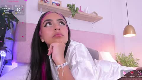 Snapshot of emilyy_bank chatting on January 19, 2:36 am Emily Bank online show from January 19, 2:36 am