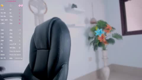 Snapshot of emilyy_kim chatting on March 2, 7:10 pm emilyy_kim online show from March 2, 7:10 pm