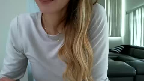 Snapshot of emilyy_miller chatting on October 18, 7:47 pm emilly online show from October 18, 7:47 pm