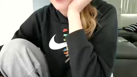 Snapshot of emilyy_miller chatting on October 19, 3:45 pm emilly online show from October 19, 3:45 pm