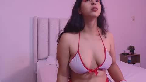 Snapshot of emilyy_veega chatting on January 15, 1:48 pm emilyy_veega online show from January 15, 1:48 pm