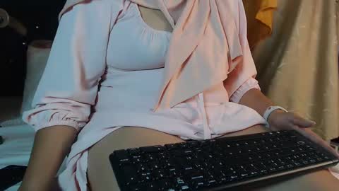 Snapshot of emira199 chatting on February 18, 8:49 am emira199 online show from February 18, 8:49 am