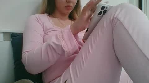 emma_991 online show from April 16, 8:15 am