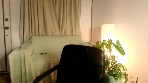 Snapshot of emma______1996 chatting on July 9, 5:44 am emma______1996 online show from July 9, 5:44 am
