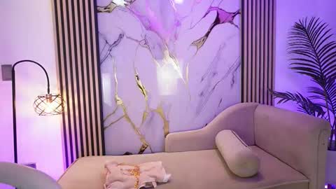 emma__walkerr_ online show from March 28, 7:02 pm