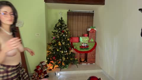 Snapshot of emma_blanco chatting on December 23, 5:32 pm Emma online show from December 23, 5:32 pm