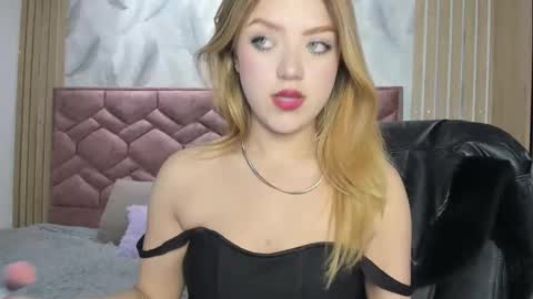 Snapshot of emma_ford1 chatting on October 2, 4:41 am Emma  online show from October 2, 4:41 am