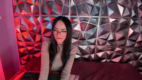 Snapshot of emma_luxu chatting on November 8, 1:44 pm Emma online show from November 8, 1:44 pm