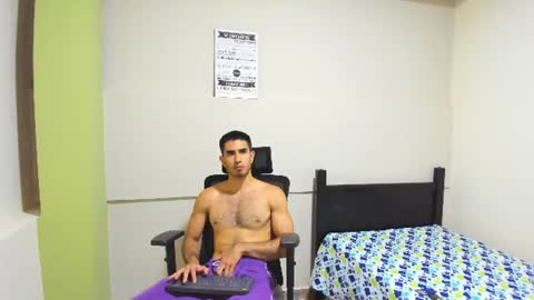 Snapshot of emma_muscle_ chatting on June 15, 11:29 pm emma online show from June 15, 11:29 pm
