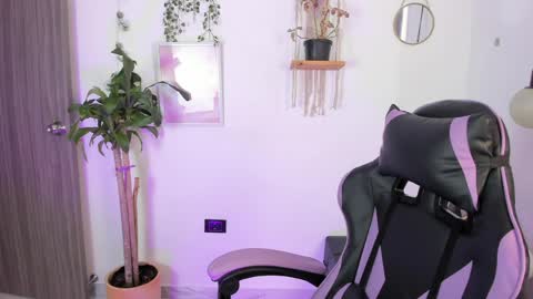 Snapshot of emma_rinaldi_ chatting on May 4, 4:03 pm Emma online show from May 4, 4:03 pm
