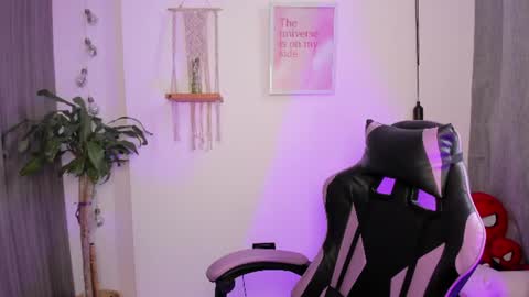 Snapshot of emma_rinaldi_ chatting on June 22, 6:49 pm Emma online show from June 22, 6:49 pm