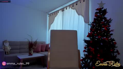 Snapshot of emma_rules99 chatting on December 3, 3:33 pm Emma online show from December 3, 3:33 pm