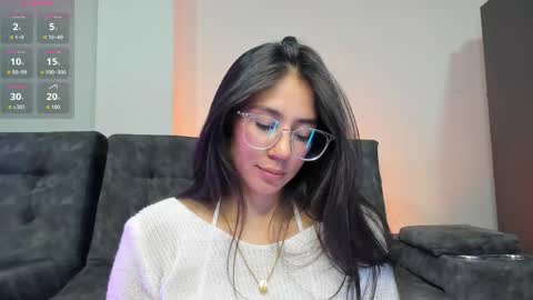 Snapshot of emma_sandovaal chatting on May 1, 2:05 am Emma online show from May 1, 2:05 am