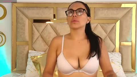 Snapshot of emma_sanz__ chatting on February 3, 12:32 pm Emma Sanz online show from February 3, 12:32 pm