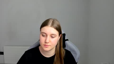 Snapshot of emma_sweettyy chatting on June 3, 2:33 pm Emma online show from June 3, 2:33 pm