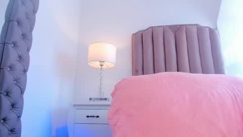 Snapshot of emma_torres__ chatting on December 8, 8:15 pm Ema online show from December 8, 8:15 pm