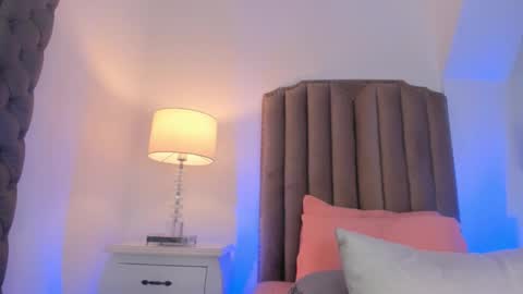 Snapshot of emma_torres__ chatting on December 14, 3:15 pm Ema online show from December 14, 3:15 pm