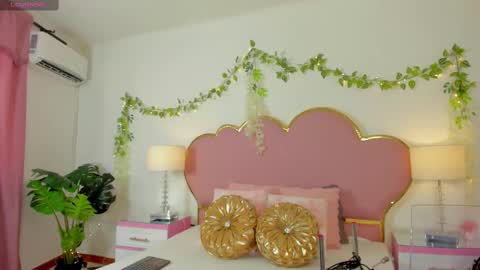 Snapshot of emmacrush chatting on September 25, 8:56 pm Welcome Im yosein Your love is my passion activate it with your tips and enjoy with me online show from September 25, 8:56 pm