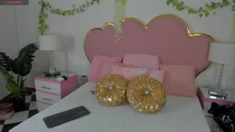 Snapshot of emmacrush chatting on October 2, 9:33 pm Welcome Im yosein Your love is my passion activate it with your tips and enjoy with me online show from October 2, 9:33 pm