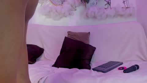 Emma Duque online show from April 6, 10:00 pm