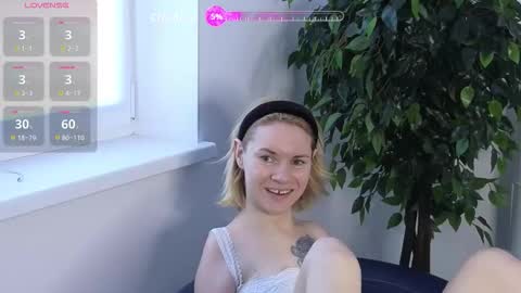 Snapshot of emmalarkins chatting on October 14, 9:21 am Emma online show from October 14, 9:21 am