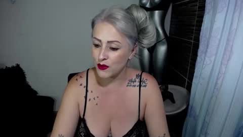 Snapshot of emmarizzoo chatting on April 13, 8:36 pm Emma online show from April 13, 8:36 pm