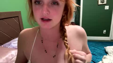 Snapshot of emmarouge20 chatting on March 2, 8:32 am emmarouge20 online show from March 2, 8:32 am