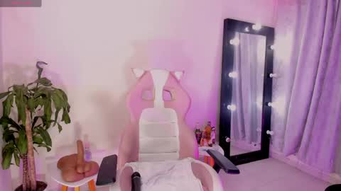 Emma Russell online show from April 21, 8:44 pm