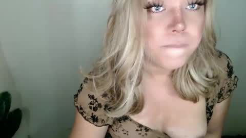 Snapshot of emmawatsoons chatting on September 15, 1:11 pm YourDreamGirl Emma  online show from September 15, 1:11 pm