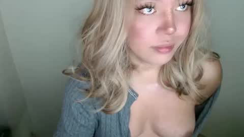 Snapshot of emmawatsoons chatting on September 20, 11:06 pm YourDreamGirl Emma  online show from September 20, 11:06 pm