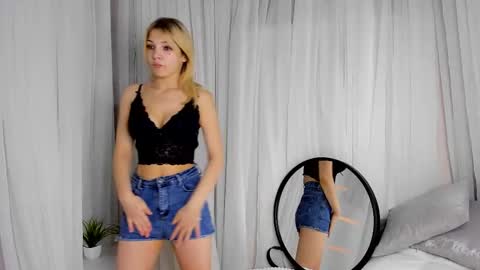 Snapshot of emmeralda_ chatting on December 2, 1:58 am Sonya online show from December 2, 1:58 am