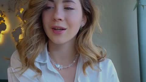 Snapshot of emmi_rosee chatting on February 20, 9:33 am Miss Emmi online show from February 20, 9:33 am