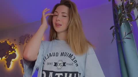 Snapshot of emmi_rosee chatting on March 5, 9:16 am Miss Emmi online show from March 5, 9:16 am